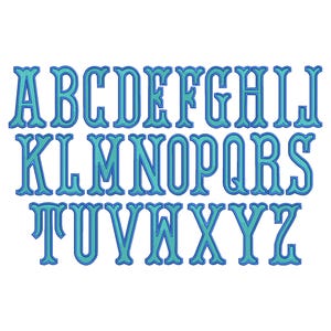 Può includere: Un alfabeto completo in un carattere decorativo, con una combinazione di colori blu a due tonalità. Le lettere sono delineate in un blu più scuro, con un riempimento blu più chiaro, creando un effetto dimensionale. Il carattere ha uno stile vintage e ornato.