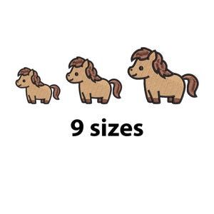 Puede incluir: Tres caballos de dibujos animados marrones de diferentes tamaños. Los caballos tienen crines y colas marrones. El texto "9 tamaños" está debajo de los caballos.