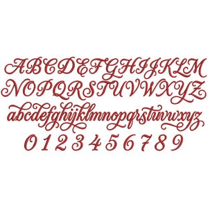 Può includere: Un set completo di lettere e numeri in corsivo rosso ricamato. Il design include le maiuscole dalla A alla Z, le minuscole dalla a alla z e le cifre da 0 a 9, tutte realizzate in un carattere decorativo e fluido con una texture cucita.