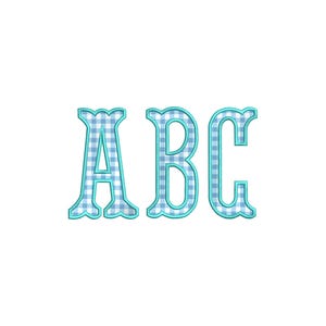 Può includere: Tre lettere decorative, A, B e C, in un carattere serif. Ogni lettera ha un motivo a quadretti vichy blu chiaro e bianco con un contorno turchese e bordi smerlati. Le lettere sono visualizzate su sfondo bianco.