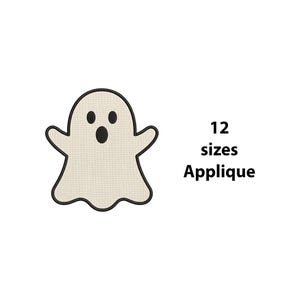 Pode incluir: Um design de aplique de fantasma em branco sujo com contorno preto, dois olhos ovais e uma boca oval. O texto 12 sizes Applique está impresso em preto à direita da figura do fantasma. O design apresenta uma aparência de tecido texturizado.