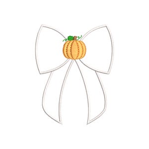 Puede incluir: Un lazo blanco con una pequeña calabaza naranja en el centro. La calabaza tiene un tallo verde y semillas marrones.