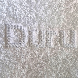 Präglat alfabetsbroderi, monogramhanddukstypsnitt, storlek 8, A-Ö och 0-9 sorterat, blockbroderialfabet med tackdown-motiv, BX-fil, BX-typsnitt