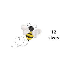 Può includere: Design di ape ricamata con strisce gialle e nere sul corpo, ali bianche e testa nera. Una scia nera a forma di cuore segue l'ape. Il testo "12 taglie" è visualizzato in nero.