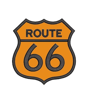 Puede incluir: Letrero bordado de la Ruta 66 en naranja y negro. El letrero tiene forma de escudo con un borde negro. Las palabras "ROUTE" están en la parte superior y el número "66" se muestra de forma destacada debajo.