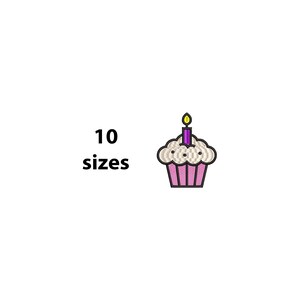 Könnte beinhalten: Gesticktes Cupcake-Design mit rosa Basis, weißem Zuckerguss und einer lila Kerze mit gelber Flamme. Der Text "10 Größen" wird in Schwarz angezeigt und weist auf die Verfügbarkeit verschiedener Größen für das Design hin.