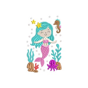 Può includere: Design ricamato con una sirena sorridente con capelli turchesi e coda rosa. Sono inclusi anche una stella gialla, un cavalluccio marino, un polpo e coralli. L'immagine è su sfondo bianco.