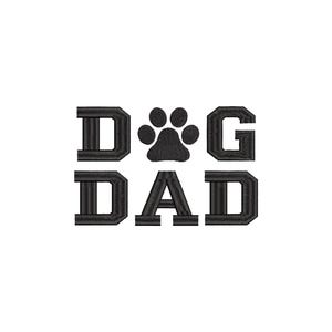 Op de afbeelding: Zwart geborduurd ontwerp op een witte achtergrond. Het ontwerp toont de woorden "DOG DAD" met een pootafdruk die de "O" in "DOG" vervangt. De letters en de pootafdruk zijn in een vet, blokkerig lettertype.