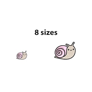 Peut inclure: Écussons brodés représentant un escargot souriant avec une coquille rose et un corps beige. Le texte "8 tailles" est affiché au-dessus des illustrations d'escargots. Les écussons sont conçus dans un style mignon et cartoon.