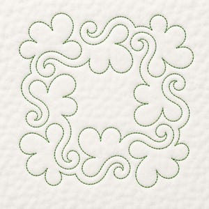 Peut inclure: Un carré de tissu blanc présentant un motif de broderie en fil vert continu. Le design se compose de formes en trèfle interconnectées et de lignes sinueuses formant une bordure décorative autour d'un espace central vide.