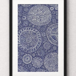 Könnte beinhalten: Gerahmter Kunstdruck mit einem detaillierten, abstrakten Design in Blau und Weiß. Das Kunstwerk zeigt komplizierte, kreisförmige Motive, die mit floralen und geometrischen Elementen gefüllt sind. Der Druck ist in einem schwarzen Rahmen gefasst und sofort ausstellungsbereit.