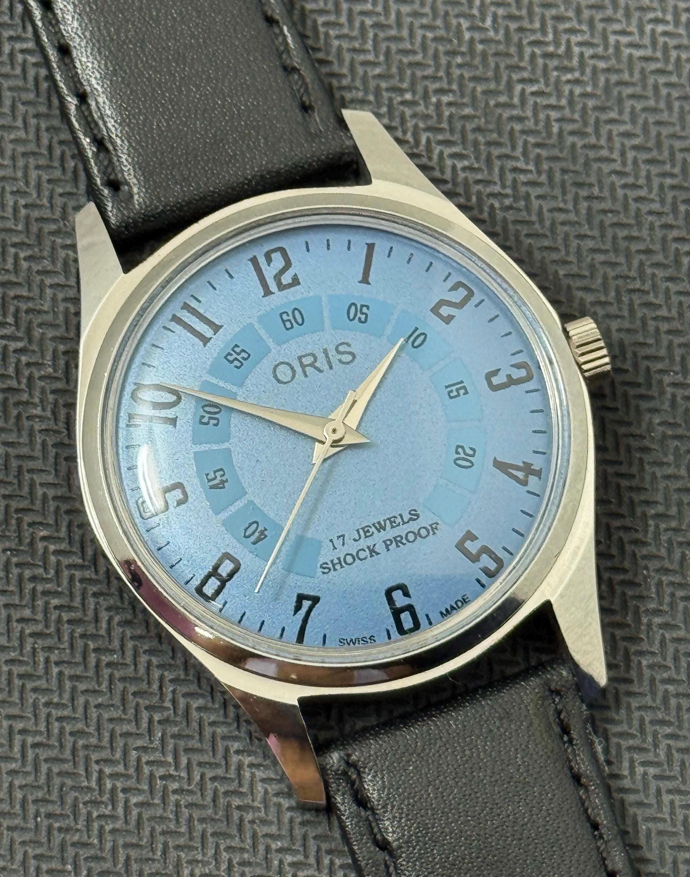Reloj suizo vintage Oris de cuerda manual con esfera azul cielo para hombre