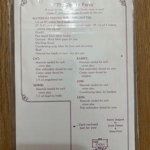 K&ouml;nnte beinhalten: Ein Bastelmuster zum Herstellen von sechs Pl&uuml;schtieren. Das Muster enth&auml;lt Anleitungen f&uuml;r eine Katze, ein Kaninchen, eine Kuh, ein Pferd und einen L&ouml;wen. Das Muster tr&auml;gt den Titel "The Fuzzy Farm" und enth&auml;lt eine Liste der ben&ouml;tigten Materialien f&uuml;r jedes Tier. Das Muster wurde von Jennie Dalman und Alaina Priest entworfen.