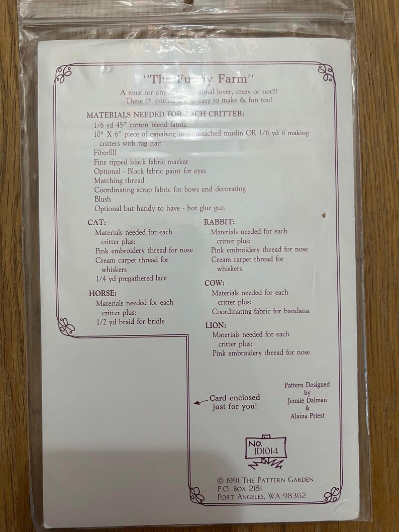 K&ouml;nnte beinhalten: Ein Bastelmuster zum Herstellen von sechs Pl&uuml;schtieren. Das Muster enth&auml;lt Anleitungen f&uuml;r eine Katze, ein Kaninchen, eine Kuh, ein Pferd und einen L&ouml;wen. Das Muster tr&auml;gt den Titel "The Fuzzy Farm" und enth&auml;lt eine Liste der ben&ouml;tigten Materialien f&uuml;r jedes Tier. Das Muster wurde von Jennie Dalman und Alaina Priest entworfen.