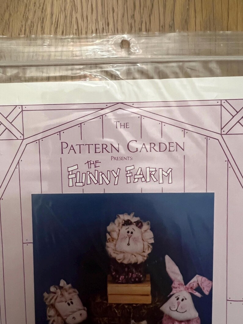 K&ouml;nnte beinhalten: The Pattern Garden pr&auml;sentiert das N&auml;hmuster The Funny Farm mit einem Schaf, einem Pferd und einem Hasen. Das Muster enth&auml;lt Anleitungen zum N&auml;hen dieser niedlichen Stofftiere.