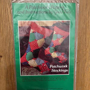 K&ouml;nnte beinhalten: Ein Vintage-Patchwork-Strumpf-N&auml;hmuster und Anleitungen von Yours Truly. Das Muster enth&auml;lt Anleitungen f&uuml;r zwei Kaminstr&uuml;mpfe, die 35,6 cm und 48,3 cm messen, und einen Baumschmuckstrumpf, der 12,7 cm misst.