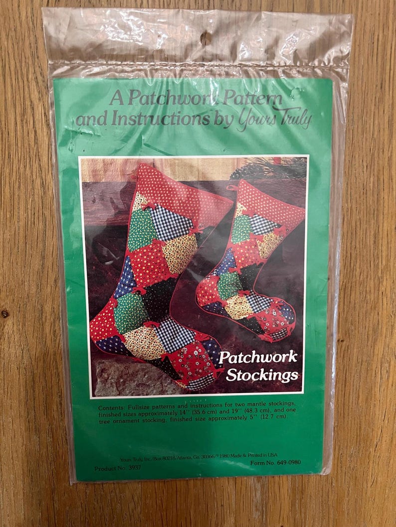 K&ouml;nnte beinhalten: Ein Vintage-Patchwork-Strumpf-N&auml;hmuster und Anleitungen von Yours Truly. Das Muster enth&auml;lt Anleitungen f&uuml;r zwei Kaminstr&uuml;mpfe, die 35,6 cm und 48,3 cm messen, und einen Baumschmuckstrumpf, der 12,7 cm misst.