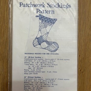 K&ouml;nnte beinhalten: Ein N&auml;hmuster f&uuml;r Patchwork-Str&uuml;mpfe. Das Muster enth&auml;lt Anweisungen zum N&auml;hen von zwei Strumpfgr&ouml;&szlig;en: 48,3 cm und 35,6 cm. Das Muster enth&auml;lt auch eine Liste der ben&ouml;tigten Materialien f&uuml;r jede Gr&ouml;&szlig;e.
