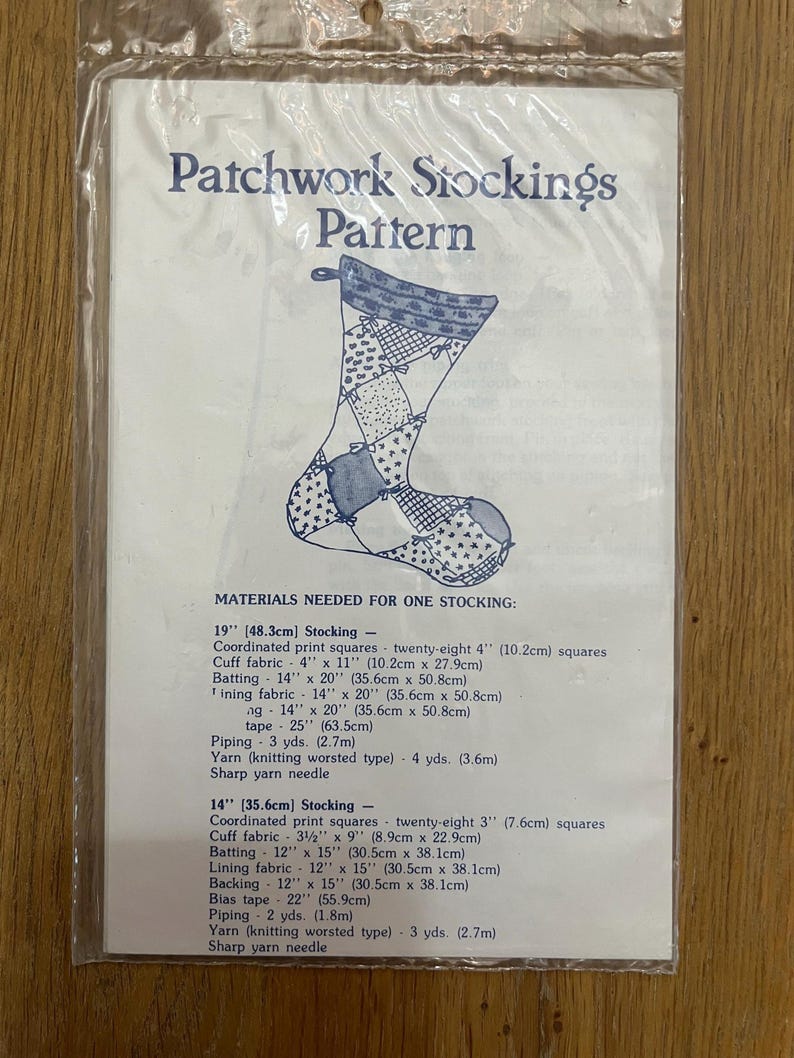 K&ouml;nnte beinhalten: Ein N&auml;hmuster f&uuml;r Patchwork-Str&uuml;mpfe. Das Muster enth&auml;lt Anweisungen zum N&auml;hen von zwei Strumpfgr&ouml;&szlig;en: 48,3 cm und 35,6 cm. Das Muster enth&auml;lt auch eine Liste der ben&ouml;tigten Materialien f&uuml;r jede Gr&ouml;&szlig;e.