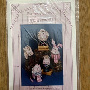 K&ouml;nnte beinhalten: Ein Schnittmuster zum N&auml;hen eines Sets aus vier Stofftieren. Die Tiere sind ein L&ouml;we, ein Pferd, ein Kaninchen und eine Katze. Das Schnittmuster hei&szlig;t "The Funny Farm" und wird von Pattern Garden pr&auml;sentiert.