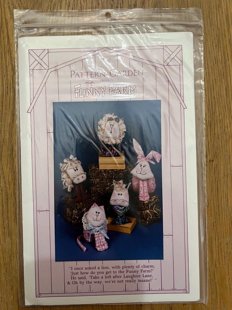 K&ouml;nnte beinhalten: Ein Schnittmuster zum N&auml;hen eines Sets aus vier Stofftieren. Die Tiere sind ein L&ouml;we, ein Pferd, ein Kaninchen und eine Katze. Das Schnittmuster hei&szlig;t "The Funny Farm" und wird von Pattern Garden pr&auml;sentiert.