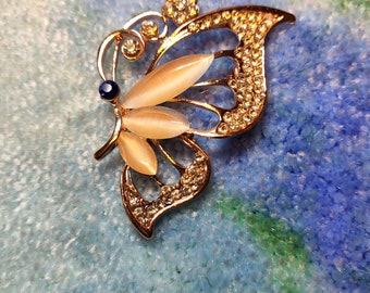 silberfarbener Schmetterling mit Broschennadel - detailliert - Glitzer - wunderschön - silberfarbener Schmetterling - einzigartig