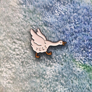 Gans mit Messer Emaille PIN Untitled Goose Game Gans mit Hammer Banhammer Konstruktion Yeet Rose Sonnenbrille Hupen Brot Bild 5