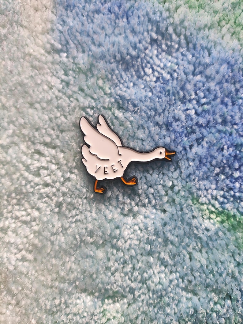 Gans mit Messer Emaille PIN Untitled Goose Game Gans mit Hammer Banhammer Konstruktion Yeet Rose Sonnenbrille Hupen Brot Bild 5