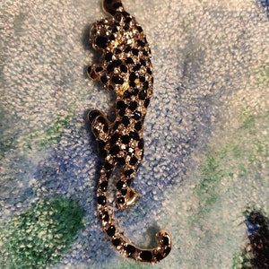 leopard brooch pin - detailed - glitter - beautiful - gold - black - gift - unique