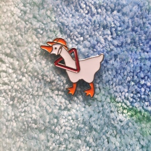 Gans mit Messer Emaille PIN Untitled Goose Game Gans mit Hammer Banhammer Konstruktion Yeet Rose Sonnenbrille Hupen Brot Bild 8