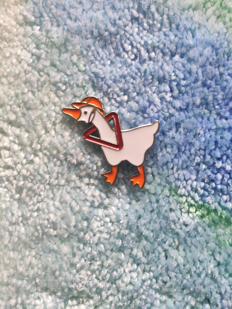 Gans mit Messer Emaille PIN Untitled Goose Game Gans mit Hammer Banhammer Konstruktion Yeet Rose Sonnenbrille Hupen Brot Bild 8