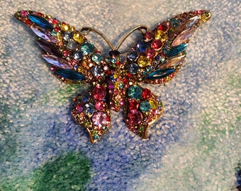 Regenbogen-Schmetterlings-Brosche – detailliert – Glitzer – schön – mehrfarbig – Insekt – Geschenk – einzigartig – Halskette