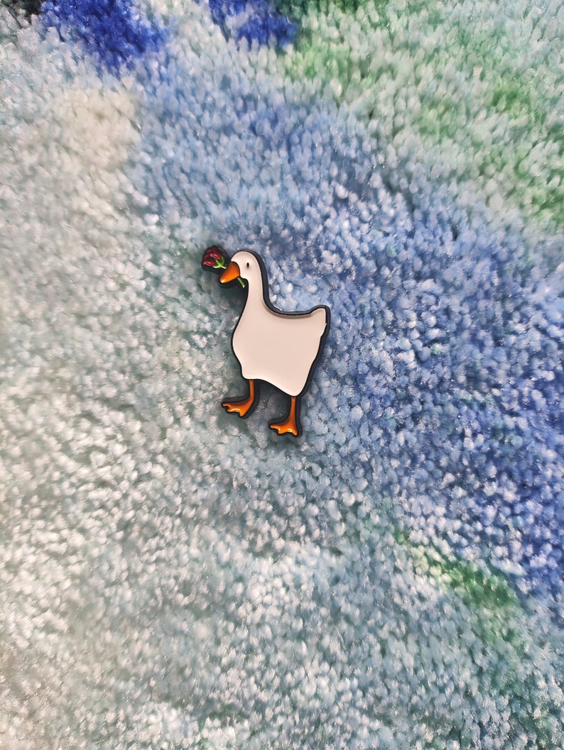 Gans mit Messer Emaille PIN Untitled Goose Game Gans mit Hammer Banhammer Konstruktion Yeet Rose Sonnenbrille Hupen Brot Bild 3