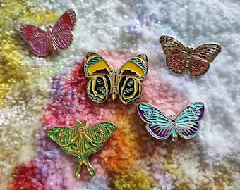 Winzige Schmetterlings-Emaille-Pins – tolle Farben – mehrere Farben auf einer Pin – niedliche kleine detaillierte Schmetterlinge –