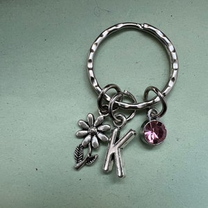 Bloemensleutelhanger met initiaal en geboortesteen, handgemaakte sieraden, bloemensieraden, madeliefjebloem sleutelhanger, beste vriend cadeau, moeder cadeau sleutelhanger