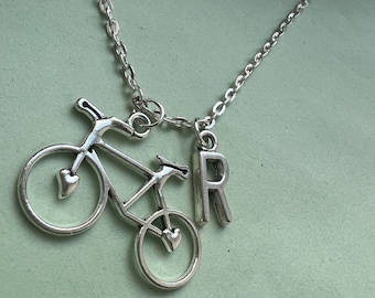 Collar bicicleta con inicial, bisutería artesanal, bisutería bicicleta, bisutería bicicleta