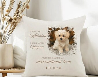 Puede incluir: Cojín cuadrado color crema con una imagen impresa de un perro blanco pequeño y esponjoso. El cojín tiene el texto "Now I'm Watching From Above, Hug me, and Remember my unconditional love, Teddy."