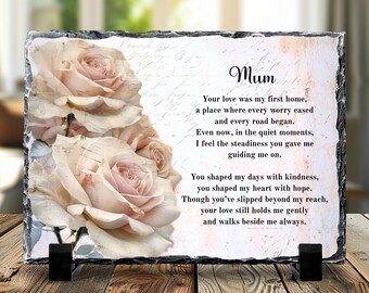 Puede incluir: Placa rectangular de pizarra con diseño floral y la palabra "Mum" en la parte superior. La placa presenta un poema y rosas de color rosa suave. Se muestra sobre una superficie de madera.