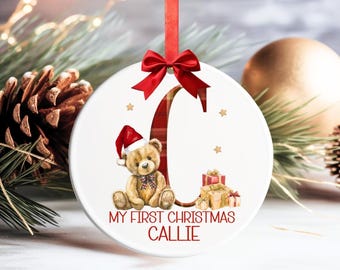 Adorno navideño personalizado con la inicial del primer cumpleaños, adorno de cerámica con forma de osito de peluche, recuerdo con letra y nombre de tartán, regalo para bebé.
