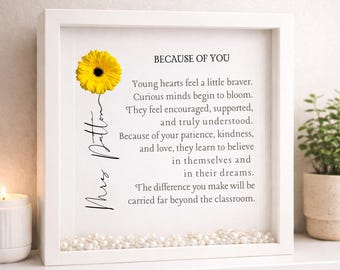 Puede incluir: Un marco blanco con una flor amarilla y texto. El texto dice "BECAUSE OF YOU" y un mensaje sobre el impacto de un maestro. El marco incluye el nombre "Mrs. Patton" y pequeñas perlas blancas.