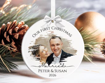 Adorno navideño personalizado con foto de la primera Navidad de casados, adorno de boda de cerámica, regalo para recién casados, recuerdo de pareja con nombres y año.