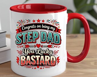 Puede incluir: Una taza de cerámica blanca con interior y asa rojos. El frente presenta un texto colorido que dice: Congrats on being my STEP DAD You Lucky BASTARD, decorado con estrellas rojas, fuegos artificiales azules y rojos y un pequeño corazón.