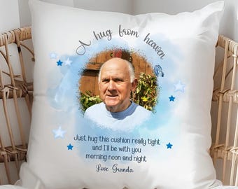 Puede incluir: Cojín cuadrado blanco con una imagen impresa de un hombre, rodeada de un diseño de acuarela azul y acentos de estrellas. El texto dice "A hug from heaven" y un mensaje personalizado. Un reconfortante regalo conmemorativo.
