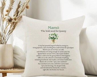 Puede incluir: Cojín cuadrado blanco con el texto "Mamó The Irish word for Granny" y una ilustración floral. El cojín también presenta un poema sobre una abuela. Cojín decorativo para el hogar.