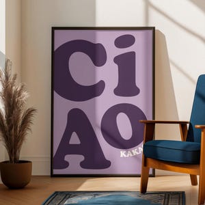 Könnte beinhalten: Ein gerahmtes Poster mit dem Wort "CIAO" in großen, dunkelvioletten Buchstaben auf hellviolettem Hintergrund. Das Wort "KAKA" steht in kleinen weißen Buchstaben unten. Das Poster befindet sich in einem Raum mit einem blauen Stuhl und einem Teppich.
