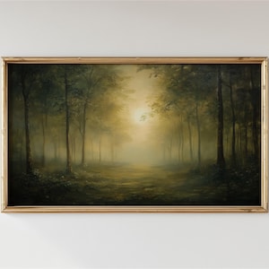 Puede incluir: Pintura de paisaje enmarcada que representa una escena de bosque con árboles altos y un camino que conduce a un claro brillante y soleado. La obra de arte presenta un marco dorado y una paleta de verdes, marrones y amarillos.