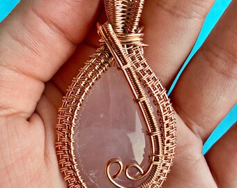 Ciondolo in cristallo di quarzo rosa con segno zodiacale del Toro in rame