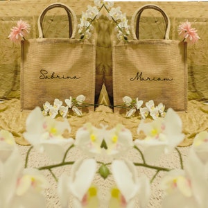 Bridesmaid Burlap Tote PERSONALIZED Tote Bag, beach Mrs Burlap Bag, Jute Beach Bag, Custom Bridesmaid Proposal Gifts, Mothers Day Gifts