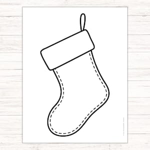 Könnte beinhalten: Eine Schwarz-Weiß-Strichzeichnung eines Weihnachtsstrumpfes. Der Strumpf hat einen weißen Körper mit schwarzer Umrandung und eine schwarze Manschette. Eine gestrichelte Linie verläuft entlang des Randes des Strumpfes. Oben befindet sich eine Schlaufe zum Aufhängen.