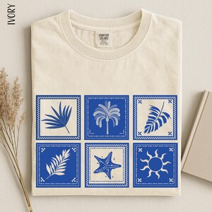 Camiseta veraniega azul costera retro, camiseta con estética vintage de sol, palmeras y estrellas de mar, camiseta de playa para vacaciones tropicales, camiseta de colores cómodos para el verano.